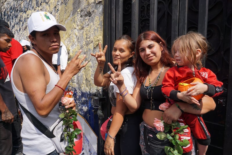 Cientos de personas se congregaron para celebrar a la Santa Muerte en su altar de Alfareria Tepito.