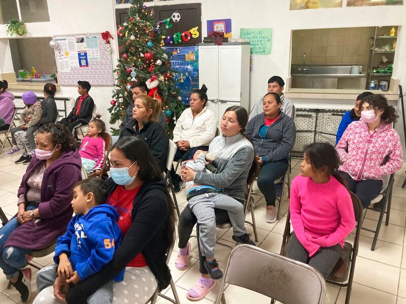 Migrantes celebran Navidad en la frontera.