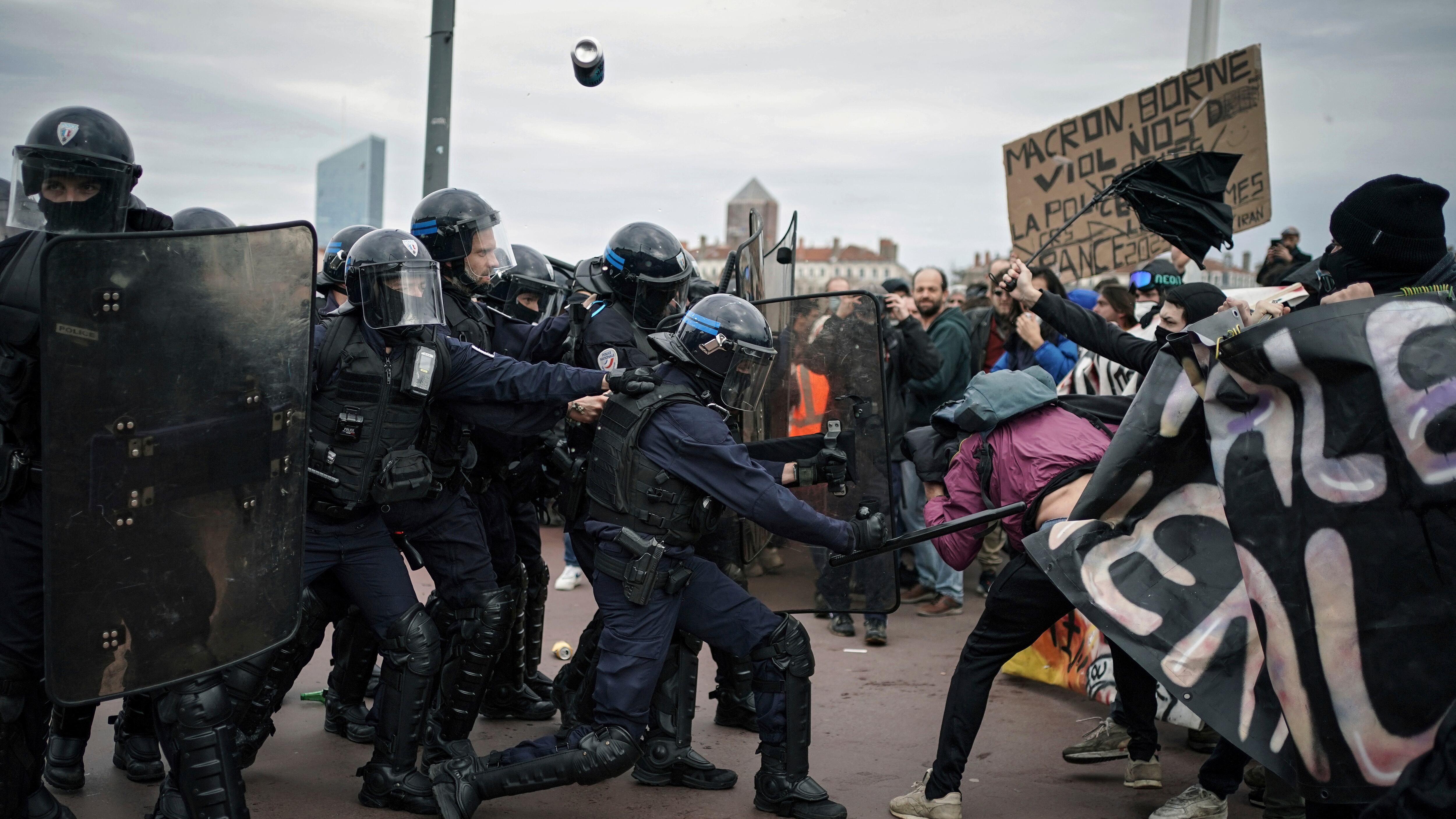 Critican a la policía francesa por uso excesivo de la fuerza para detener a manifestantes