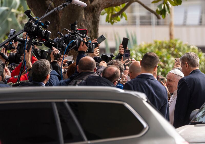 Papa Francisco en su salida del hospital