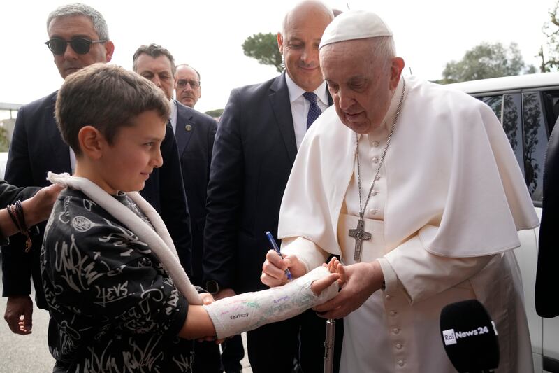 Papa Francisco en su salida del hospital