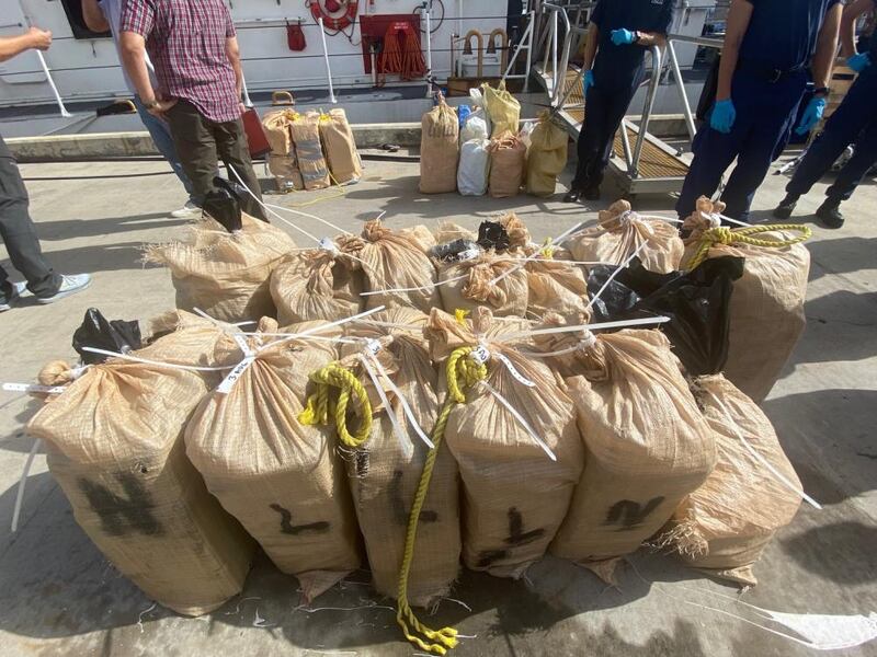 Guardacostas descarga $22 millones en cocaína incautada en San Juan