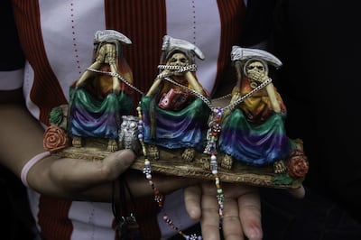 Cientos de personas se congregaron para celebrar a la Santa Muerte en su altar de Alfareria Tepito.