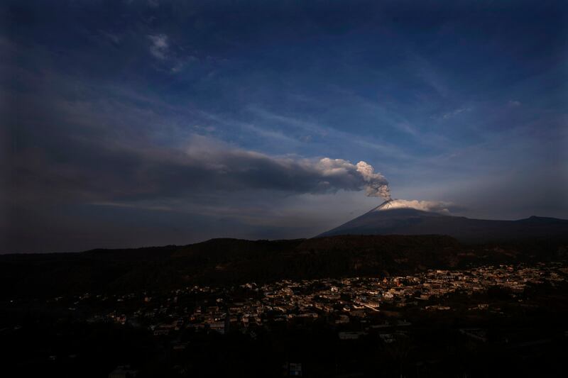 Volcán-Popocatépetl-mexicano-rinde-culto