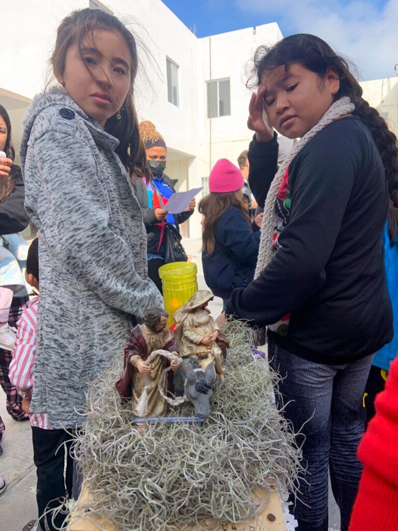 Migrantes celebran Navidad en la frontera.