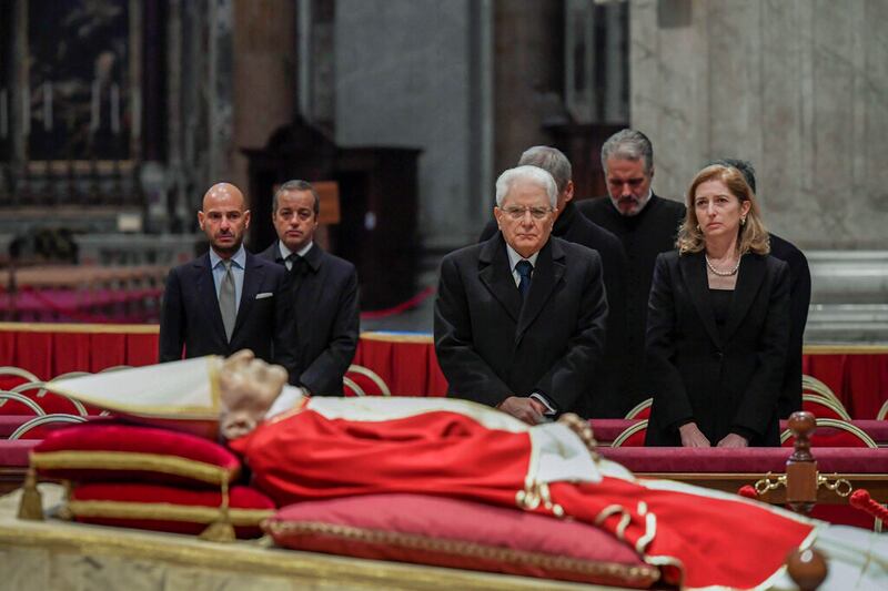 El cuerpo del difunto Papa Emérito Benedicto XVII expuesto en el interior de la Basílica de San Pedro en el Vaticano, el lunes 2 de enero de 2023. Benedicto XVI, el teólogo alemán que será recordado como el primer Papa en 600 años en renunciar, ha murió, anunció el Vaticano el sábado. Tenía 95 años. (Foto AP/Alessandra Tarantino)