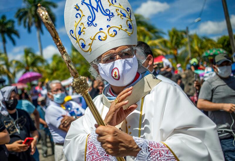 El cardenal Leopoldo Brenes bendice a los fieles al final de la procesión a la Catedral, en Managua, Nicaragua, el sábado 13 de agosto de 2022.