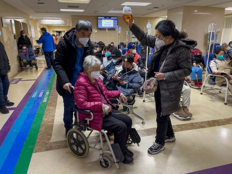 Ante el alto índice de contagios los hospitales lucen saturados.