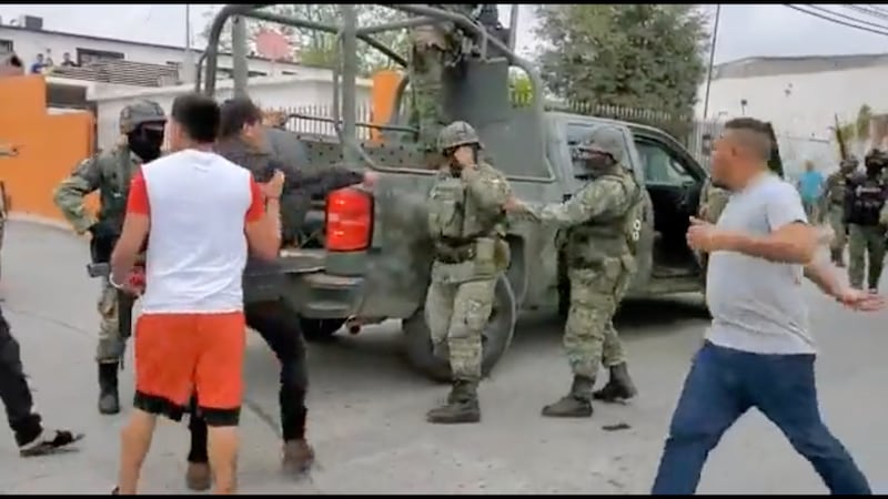 Nuevo Laredo: Soldados se enfrentan a golpes contra habitantes de la ciudad fronteriza