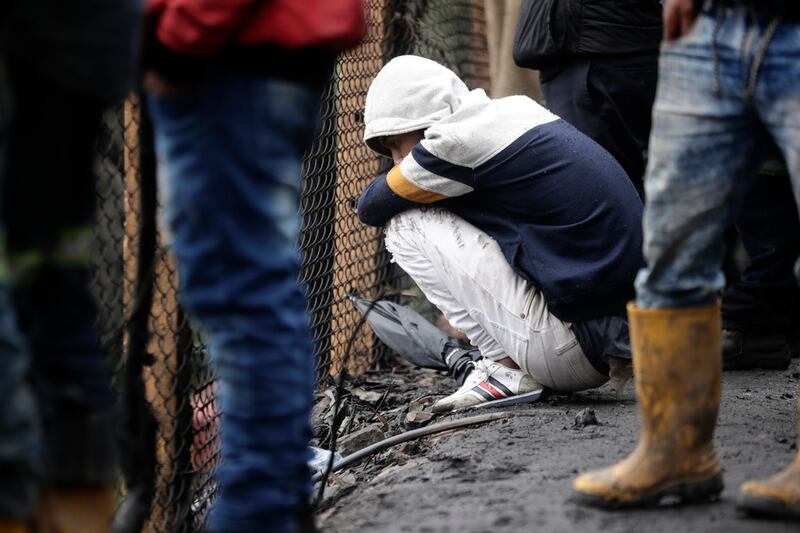 Residentes y mineros se reúnen en la entrada de una mina de carbón afectada por una explosión que mató al menos a 11 personas en Sutatausa, Colombia