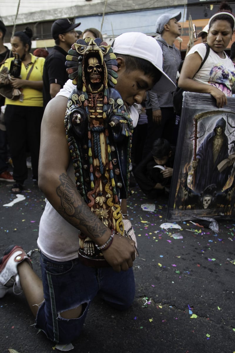 Cientos de personas se congregaron para celebrar a la Santa Muerte en su altar de Alfareria Tepito.